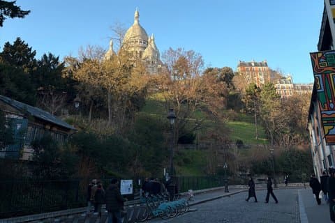 Intimate Montmartre Art & Gourmet Stroll – Private Experience