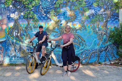Passeio de bicicleta, arte, manguezais, praia com bandeira azul e brunch.