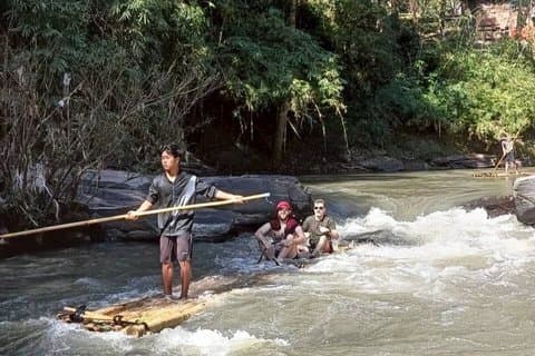 Chiang Mai Mae Wang Day Trek y balsa con traslado al almuerzo