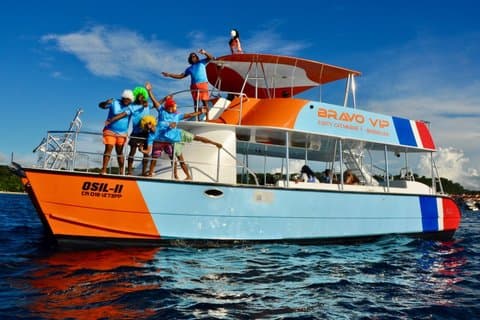 Festa in catamarano a Sosúa: snorkeling, barbecue e open bar.