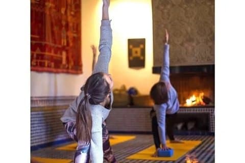 Yogaklass i ett traditionellt palats i medinan