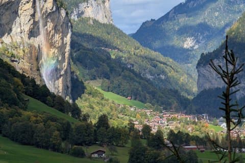 ラウターブルンネン渓谷の見どころ : ミュレン、滝、スイスピクニック
