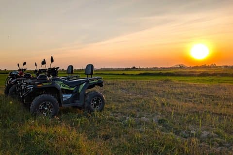 Rural Quad Bike com bebida de sol