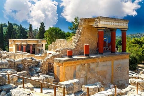 Rethymno: Palace of Knossos and Old Town Heraklion History Tour
