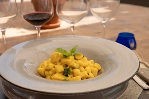 Terrakotta håndverk og safran lunsj med smak i Toscana