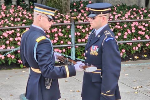 Cimetière d'Arlington : Première visite de la relève de la garde