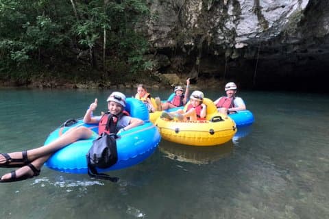 Aventure de Tuyauterie de grotte étendue au Belize