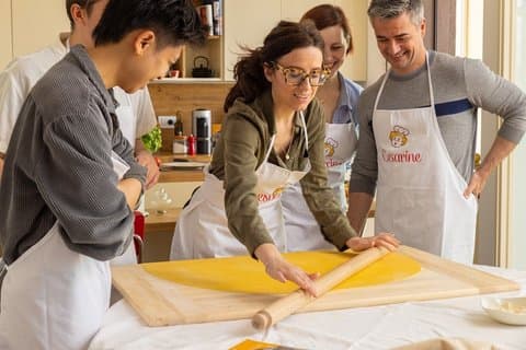 Classe de pasta e tiramisu em pequenos grupos em Como com aperitivo