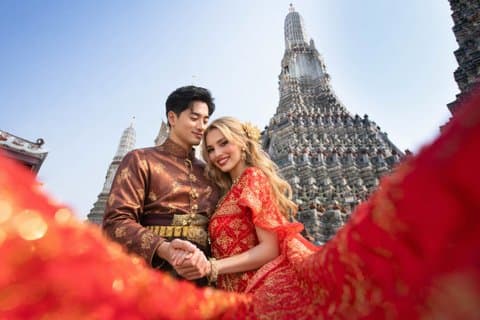 Thailändsk kostymfotografering vid Wat Arun/Pho Temple: Bangkok