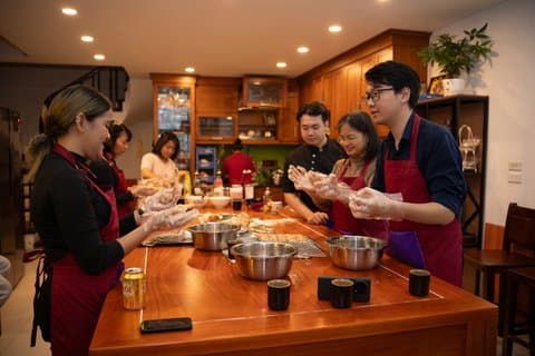 Hanoi Market Tour & Vietnamese Home Cooking Class met transfers