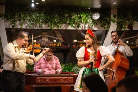 4 kursus middag krydstogt med operetta, folkeshow og velkomstdrink