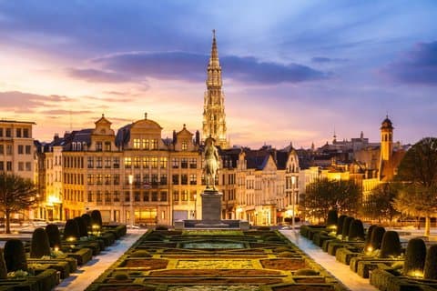 From Paris to Brussels City Tour with Atomium and Beer Tasting