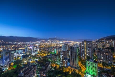 Tour privato notturno di Medellin