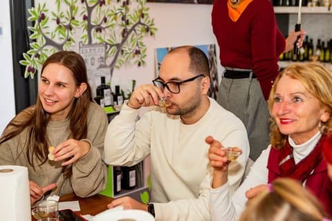 Mediterrane Aromen Olivenölverkostung und alter Olivenbaum