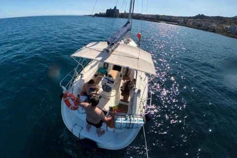 Excursão de barco de meio dia de Catânia à Riviera dos Ciclopes.