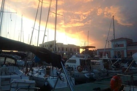Dîner magique sur un voilier dans le port de Catane