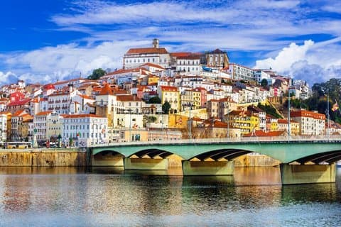Visite privée de Lisbonne à Coimbra, incluant l'université et le palais royal.