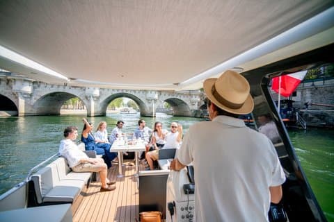 2 - 12 pax privat flod båttur i Paris med Rosé och Macarons