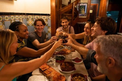 Tour en grupo pequeño de tapas y vino por el Barrio Gótico en Barcelona