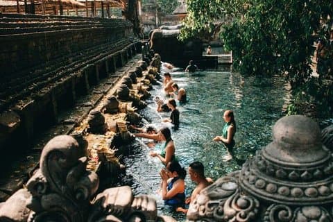 Purificazione al Tempio di Tirta Empul - Pulizia dell'Acqua Santa