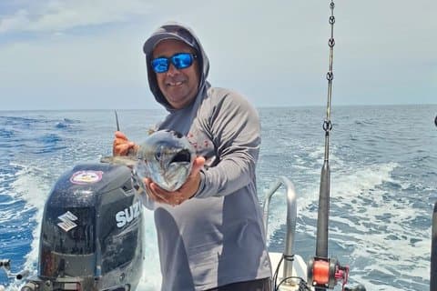 Meio dia de diversão cheio de pesca privada no mar profundo - Evil Panda Boat