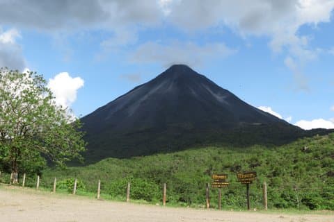 Avventura sul vulcano Arenal: piccoli gruppi, guida esperta e osservazione della fauna selvatica.