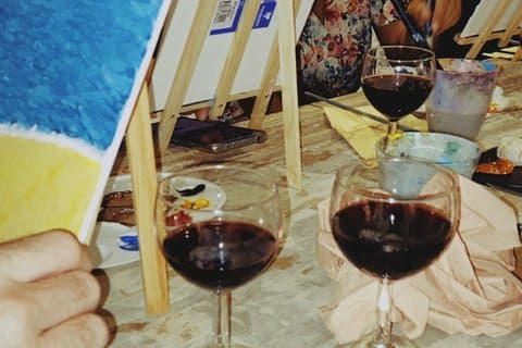 Oficina de pintura e queijo com vinho em Marselha