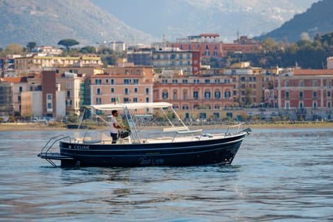 Paseo en barco privado por Capri con Gozzo: una experiencia exclusiva