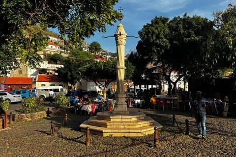 Old Town and World Heritage Plateau: Historical Guided Tour
