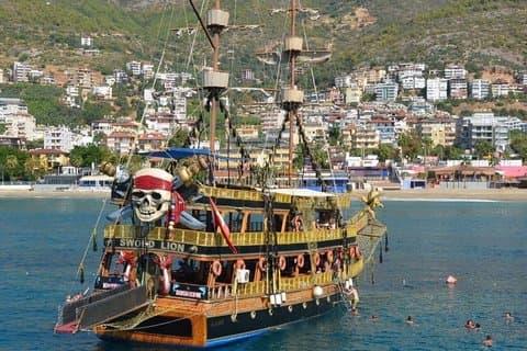Piratenboottocht Alanya met maaltijd, drankjes en schuimfeest