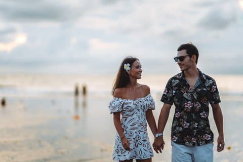 Servizio fotografico privato a Bali presso l'iconica spiaggia di Padang Padang
