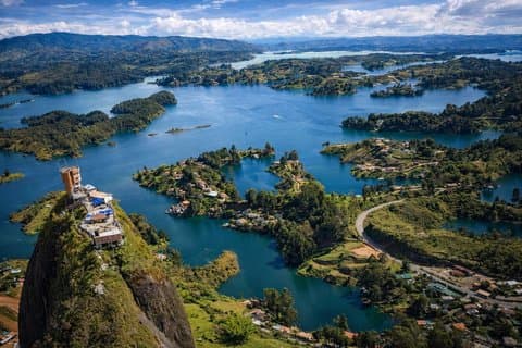 Besuchen Sie Guatapé, El Peñol, El Retiro und den Tekendamita-Wasserfall
