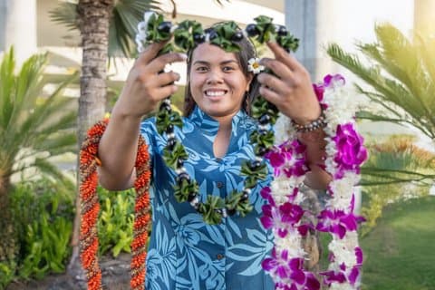 マウイ、カフルイ空港で伝統的なレイのお出迎え