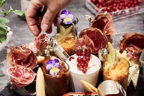 Een meeslepende rondleiding door de wijnkelder, inclusief proeverij en een charcuterieplank.