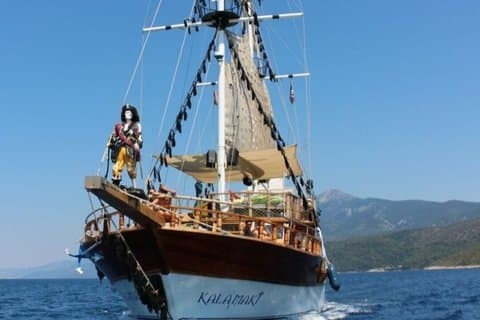 Full Day Aegean Boat Cruise med frokost og transfer