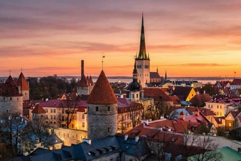 Tour a piedi della storia e delle leggende della città vecchia di Tallinn