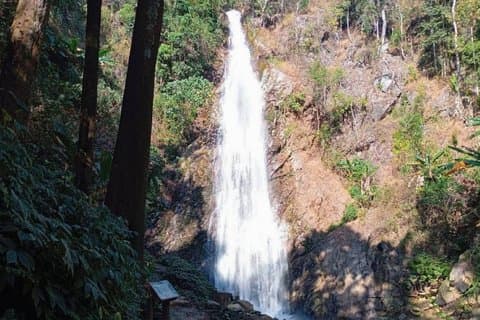 All stunning tour : Khun Korn waterfall-White Temple-Red Temple