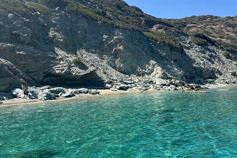 Croisière privée à voile aux grottes et plages cachées
