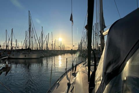 Risveglio a Barcellona: una gita in barca a vela all'alba