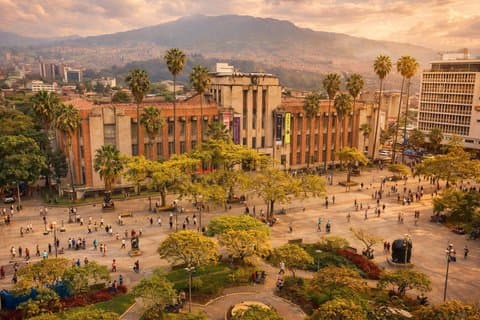 Private Medellín Stadtrundfahrt + Comuna 13 & Seilbahnfahrt!