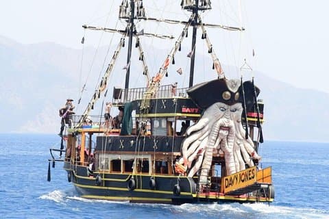 Marmaris pirattema Familjebåtkryssning med lunch