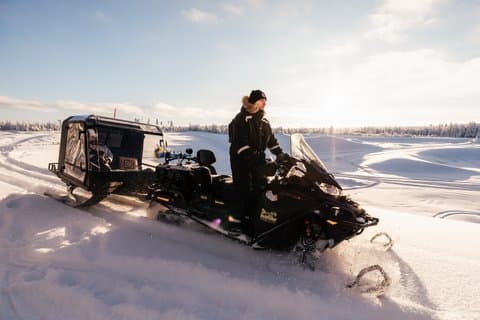 Luxo Rovaniemi Safari Private Snow-Veh Tour com 3 - Almoço em curso