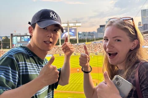 Juego de béisbol Coreano y comida con los lugareños sobre bombas de Soju