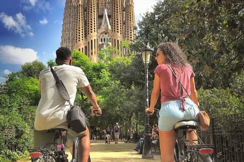 Barcelona E-Bike-Tour in kleiner Gruppe mit ikonischen Fotostopps