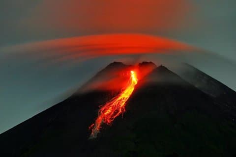 A noite de Yogyakarta no vulcão Merapi Admiring Falling Lava