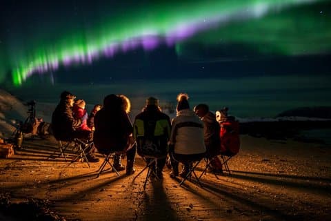 Polarlichtjagd mit Lagerfeuer-Thermoanzügen und Marshmallows