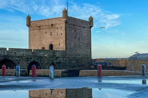 Dagtrip naar Essaouira vanuit Marrakech Medina met uitzicht op de haven en de oceaan