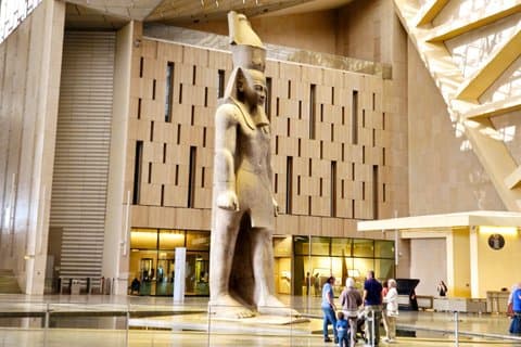 Dagtour naar het Groot Egyptisch Museum en de Piramides van Gizeh vanuit Hurghada