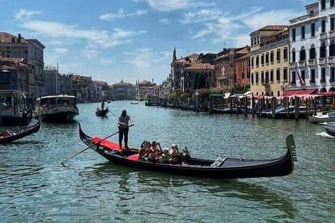 Private Gondola Ride with Private Walking Tour in Heart of Venice