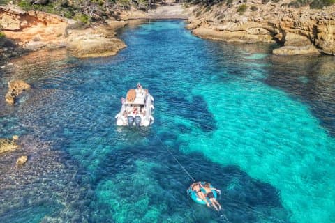 パルマ・デ・マヨルカのプライベートボート旅行（水のおもちゃと25の入り江付き）